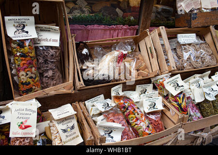 AREZZO, Toscane, Italie - 10 janvier 2016 : Des pâtes artisanales italiennes typiques, les épices et les cookies de l'Antica Bottega Toscana l'une des plus anciennes boutiques Banque D'Images