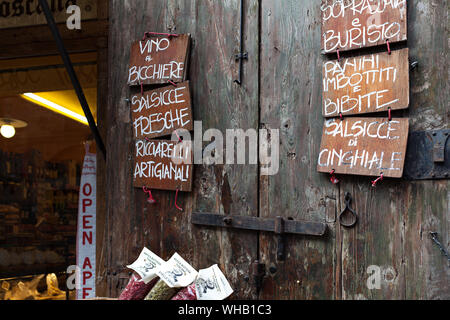 AREZZO, Toscane, Italie - 10 janvier 2016 : Détail de l'Antica Bottega Toscana Storefront l'une des plus anciennes boutiques de la ville de Arezzo Banque D'Images