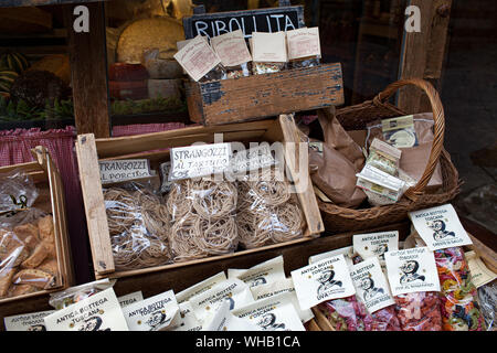 AREZZO, Toscane, Italie - 10 janvier 2016 : produits typiques italiens affiché sur la devanture de l'Antica Bottega Toscana l'une des plus anciennes boutiques Banque D'Images