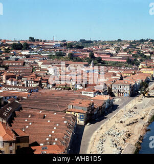 Vue sur le port de ressourcement de l'High River Bridge à Vila Nova de Gaia, Porto - Banque D'Images