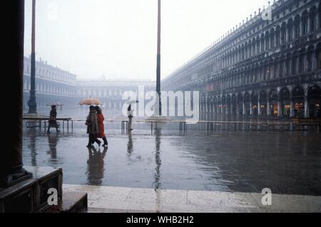Italie La place Saint Marc, Venise sous la pluie. Banque D'Images