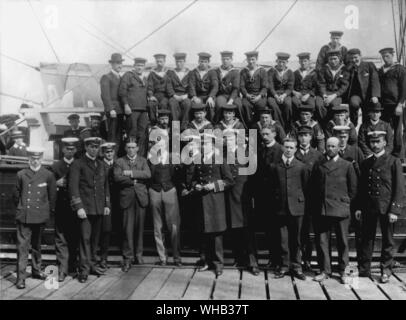 Le Capitaine Scott et ses navires Company.. Rangée du haut Blissett, Allan, sauvage, Croucher, Kennar, Gustav Klimt, Lashly, Crean, Dell, Evans, Plumley, Clarke, Weller.. Rangée du milieu : broché, Joyce, WIlliamson, Heald, croix, Smythe, Scott. Rangée avant : Feather Mulock, Lt Lt Shackleton, Dr Wilson, Lt Fra Skelton, le Capt Scott, Lt ROyds, Dr Koettlitz, Mr Ferrar, Dellbridge, Lt Armitage, M. Bernacchi, M. Hodgson, Dailey. Banque D'Images