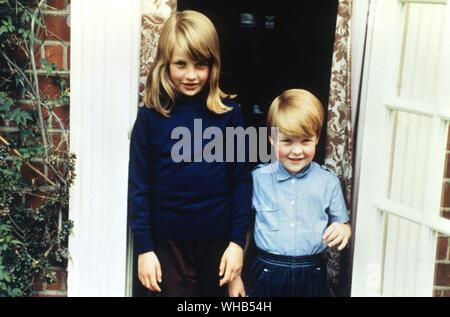 Diana Frances Spencer avec son frère Charles. Né le 1er juillet 1961 à Sandringham. Devint Lady Diana Spencer en 1975. Engagé pour le Prince Charles 24 février 1981. Mariée avec le Prince Charles le 29 juillet 1981. Séparée de Charles 9 décembre 1992. Divorcé(e) 28 août 1996. Décédé le 31 août 1997 à Paris. Banque D'Images