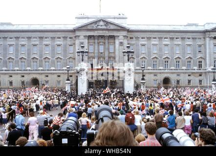 Des foules de wellwishers à l'extérieur de Buckingham Palace pour voir le Prince Charles et de Lady Diana Spencer le jour de leur mariage le 29 juillet 1981. Banque D'Images