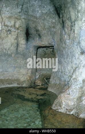 La fontaine de Gihon - entrée de tunnel Ézéchias - Jérusalem - Ézéchias Tunnel, ou le Tunnel de Siloé est un tunnel qui a été creusé sous la colline de Jérusalem à propos de 701 av. J.-C. sous le règne d'Ézéchias. C'était probablement un élargissement d'une grotte et est mentionné dans la Bible.. Banque D'Images