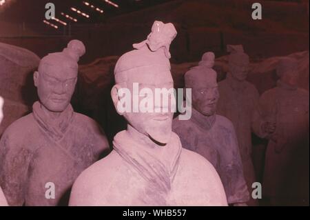 L'Armée de terre cuite - soldat et cheval statues funéraires ou de terre cuite et les chevaux est une collection de 8 099 plus grandes que nature, les figures en terre cuite chinois de guerriers et de chevaux situé près du Mausolée du premier empereur Qin Les chiffres varient en hauteur, selon leur rang, le plus haut étant les généraux. La hauteur est comprise entre 184-197cm (6ft- 6ft 5in) ou plus d'un plein pied plus haut que le soldat moyen de la période. Les chiffres ont été découverts en 1974 près de Xi'an, province du Shaanxi, Chine par un agriculteur local.. Banque D'Images