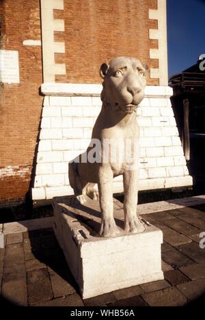 L'un des lions de pierre à l'Venetial Arsenal. Les lions de chaque côté de l'entrée, un arc triomphal de style Renaissance, est venu de Grèce, booty rapportés par Francesco Morosoni au 17ème siècle. Des deux lions, le plus grand montait la garde sur le port du Pirée tandis que ses collègues se tenait sur la route d'Athènes à Eleusis.. Banque D'Images