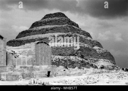 Pyramide, Saqqara, au sud du Caire, Égypte. De l'autre côté de la cour Heb-Sed avec des chapelles à l'avant-plan. Le Heb-Sed festival a eu lieu pour pharaons qui avait été au pouvoir pendant 30 ans. Le roi courut autour de cour pour prouver sa force et une bonne santé.. . Banque D'Images