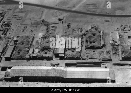 Vue du haut de la grande pyramide de Gizeh, sur le côté sud, montrant le toit du bateau et musée à ciel ouvert où un bateau Cheops a été trouvé. Pâtés à la droite cache un deuxième bateau fosse. Cheops est aussi appelé Khufu, 4ème dynastie.. . . Banque D'Images