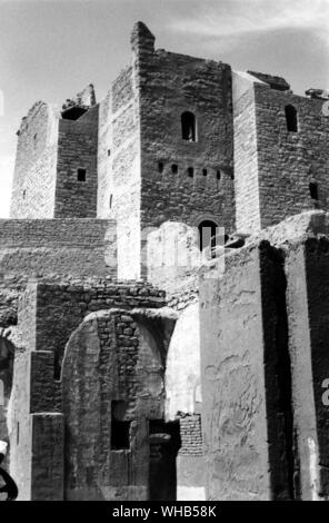 Monastère copte de St Siméon dans le désert à l'ouest d'Assouan, Egypte. Également connu sous le nom de Deir Anba Sim'un et Anba Hatre. . Le nom Saint Siméon a été donné par les archéologues et les voyageurs. Au début de l'arabe et copte Anba Hatre sources appelé (Hidra, Hadri, Hadra), après qu'un ermite qui fut consacré évêque de Syène (aujourd'hui Assouan) par le Patriarche Théophile (385-412 AD).. . Banque D'Images