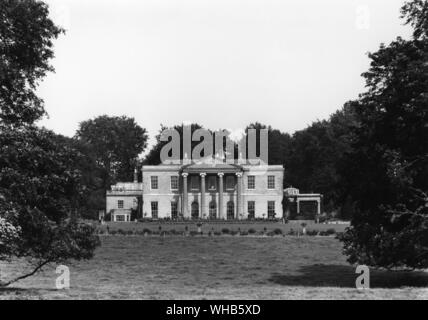 Laverstoke House, Whitchurch, Hampshire, prises depuis le sud en août 1965. Les voisins de Jane Austen, les porteurs ont vécu ici.. Au début du dix-huitième siècle Henri Portal, le fils d'une famille de réfugiés Hugenots, établi un moulin à papier à Laverstoke. En 1727, il a obtenu un contrat pour la fabrication de la Banque d'Angleterre, livre de notes. Cela est principalement dû à la craie magnifiquement clair-les eaux de la rivière étant particulièrement apte à prendre des notes.. Laverstoke maison a été conçu par Joseph Bonomi et a été construit pour le portail famille en 1780. Maintenant situé dans un parc classé de niveau II Banque D'Images