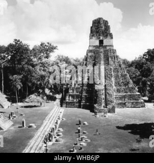 Temple II - Tikal - Guatemala. Tikal (ou Tik'al, selon l'orthographe actuelle plus) est le plus important de l'ancienne villes en ruines de la civilisation Maya. Il est situé dans le département de El Petén au Guatemala. Maintenant partie de parc national de Tikal au Guatemala, c'est un site du patrimoine mondial de l'UNESCO et une destination touristique populaire.. Banque D'Images