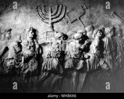 Relief de l'Arc de Titus, à Rome, montrant les trophées du sac du Temple de Jérusalem - en partie restaurée.. L'Arc de Titus est un Pentelic en arc de triomphe avec une seule ouverture voûtée, situé sur la Via Sacra juste au sud-est de le Forum de Rome. Il a été construit par l'empereur Domitien peu après la mort de son frère Titus (né 41 AD, l'empereur 79-81), commémorant la capture et le sac de Jérusalem en 70, qui a effectivement mis fin à la guerre commencée en 66 (bien que les Romains n'a pas obtenu une victoire complète jusqu'à la chute de Massada en 73).. Banque D'Images