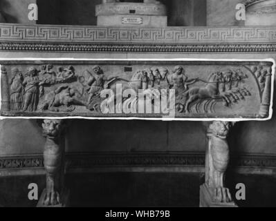 La mort du divin roi. Le roi grec Oinomaos a été défait dans une course de chars par sa fille's suitor Pélops.. Sur ce sarophagus romain il tombe de son char et meurt, tandis que son cocher durs sur . Musée du Vatican Rome Banque D'Images