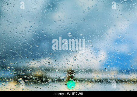 Des problèmes de mise au point floue voir gouttes de pluie sur les vitres de voitures se concentrer sur la route et sûre manière route par mauvais temps pendant la tempête de pluie Banque D'Images