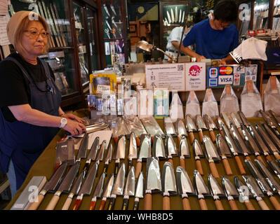 Japon - photo de Sean Sprague Marché de Tsukiji, à Tokyo. Bloquer la vente de couteaux de cuisine. Banque D'Images