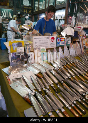 Japon - photo de Sean Sprague Marché de Tsukiji, à Tokyo. Bloquer la vente de couteaux de cuisine. Banque D'Images