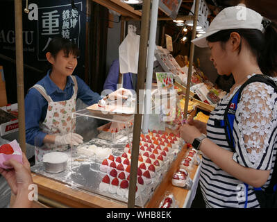 Japon - photo de Sean Sprague Marché de Tsukiji, à Tokyo. Merangues fraise vente de décrochage. Banque D'Images