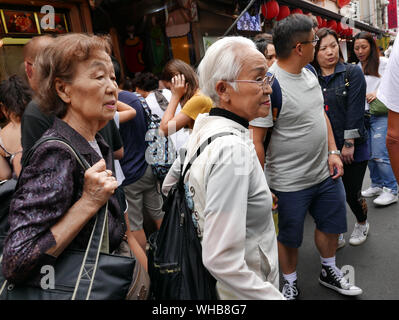 Japon - photo de Sean Sprague Marché de Tsukiji, à Tokyo. Personnes âgées touristes. Banque D'Images