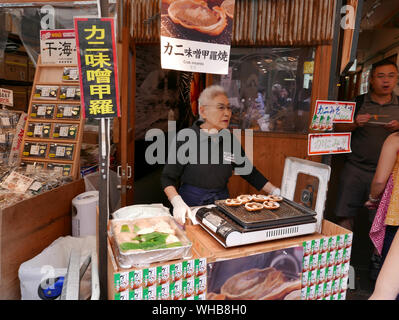 Japon - photo de Sean Sprague Marché de Tsukiji, à Tokyo. Vente de décrochage les entrailles. crabe Banque D'Images