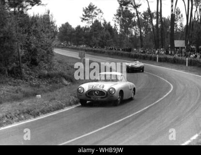 L'équipe allemande Mercedes-Benz 300 SL concurrent voiture lors des 24 heures Le Mans Endurance course en avant du moteur sur le coin du monopole français voiture Panhard X84. 14 Juin 1952 Banque D'Images