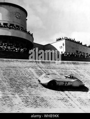 Hermann Lang dans sa Mercedes-Benz , vainqueur de l'Avus-Rennen , sur la périphérie sud-ouest de Berlin , Allemagne. 30 Mai 1937 Banque D'Images