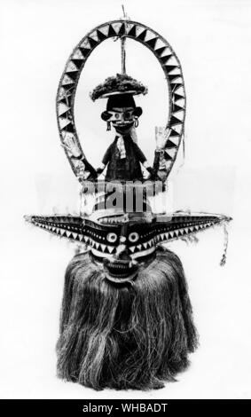 Masque de tissu d'écorce sur châssis de canne , Orokolo village , Elema , Golfe de Papouasie , 19e siècle . Hauteur 47 1/4 pouces ou 120 cm. Le Blackwood Collection , Le Pitt Rivers Museum, Oxford Banque D'Images