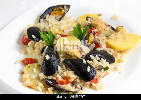Le riz, les pommes de terre et les moules, plat traditionnel des Pouilles, Bari traditionnelle Banque D'Images