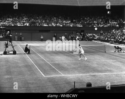 Smith c. Nastase en 1972 - . Stan Smith (né le 14 décembre 1946 à Pasadena, Californie) est un ancien joueur américain de tennis qui était un excellent joueur qui a remporté de nombreux titres dont le championnat de Wimbledon et une fois les États-Unis championnat ouvert une fois. En 1972, il a été le joueur numéro un au monde pour l'année - . Ilie Nastase (né le 19 juillet 1946, à Bucarest, Roumanie) est un ancien joueur de tennis professionnel et l'un des meilleurs joueurs des années 1970. Nastase a été le n° 1 mondial en 1973 . Banque D'Images