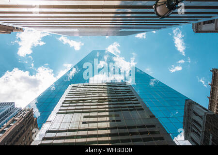 Gratte-ciel, point de vue du dessous vers le haut, avec des reflets de nuages dans les fenêtres, centre de ville de Philadelphie, USA Banque D'Images