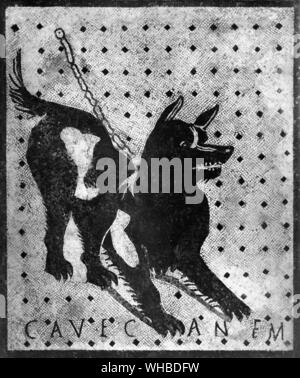 Cette mosaïque est à l'entrée de la Maison de la poétesse tragique , il a l'inscription Cave canem sens Méfiez-vous du chien , Pompéi , Italie Banque D'Images