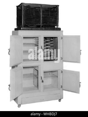 La première réussite de refroidi par air, réfrigérateur mécanique montrant des portes ouvertes du cabinet et une vue de face du modèle le plus ancien serpentin de refroidissement. Ce réfrigérateur a été mis au point en 1913.. Banque D'Images