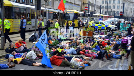 Une matrice en dehors de l'Arndale Centre que le nord de la rébellion, les manifestants, partie du mouvement global Extinction rébellion, ont défilé à Manchester, au Royaume-Uni, et a tenu une série de die-ins d'exhorter à l'action sur le changement climatique le 2 septembre 2019. Les sites de protestation inclus Barclays Bank, un Primark store et la Banque HSBC. Ce fut le quatrième jour d'une manifestation qui a bloqué Deansgate, une route principale dans le centre de Manchester. Banque D'Images