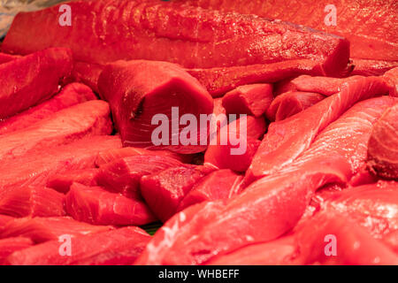 Frais coupé et les longes de thon rouge exposée au comptoir de poissons Banque D'Images