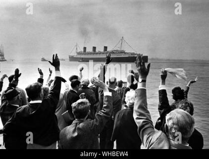 Le dernier voyage du Queen Mary - foule vague et applaudir à Southampton dans le grand paquebot de Cunard Queen Mary, voiles sur son dernier voyage à New York avant d'être remis à son nouveau propriétaire américain - 16 septembre 1967. Banque D'Images