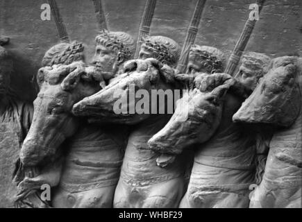 L'Arc de Titus (détail) sur la Via Sacra à Rome - L'Arc de Titus est un Pentelic en arc de triomphe avec une seule ouverture voûtée, situé sur la Via Sacra juste au sud-est de le Forum de Rome. Il a été construit par l'empereur Domitien peu après la mort de son frère aîné Titus (né 41 AD, l'empereur 79-81), commémorant la capture et le sac de Jérusalem en 70, qui a effectivement mis fin à la guerre commencée en 66 (bien que les Romains n'a pas obtenu une victoire complète jusqu'à la chute de Massada en 73). L'Arc de Titus a fourni le modèle général d'un grand nombre des Banque D'Images