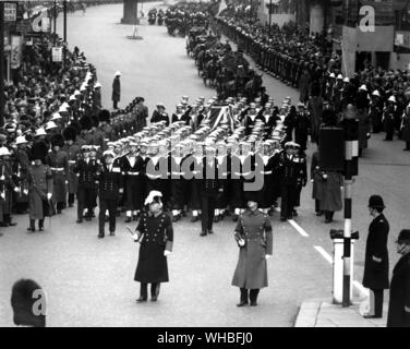 Cortège funèbre de l'État pour Sir Winston Churchill : l'Earl Marshal , le duc de Norfolk , marche en tête de l'équipe de canon . C'était la première des obsèques nationales pour un non membre de la famille royale depuis 1914 et aucune autre du genre n'a eu lieu depuis. 1 Février 1965 Banque D'Images