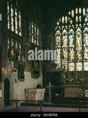 Stratford Choeur de l'église Holy Trinity, Warwickshire - vitraux featureing Grands et Saints bibliques - l'église de la Sainte et indivisible Trinité, Stratford-upon-Avon, est souvent connu simplement comme Shakespeare's Church en raison de sa renommée comme le lieu du baptême et l'enterrement de William Shakespeare. Plus de 200 000 touristes visitent l'église chaque année. Le bâtiment actuel date de 1210 et est construit sur le site d'un monastère de Saxon. C'est le plus ancien bâtiment de Stratford, dans une position remarquable sur les rives de la rivière Avon, et a longtemps été le plus visité d'Angleterre Banque D'Images