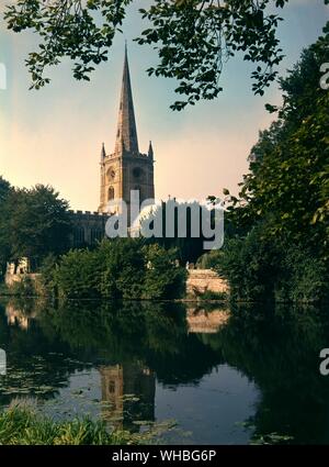 L'église Holy Trinity, Stratford-upon-Avon, Warwickshire - la collégiale de la Sainte et indivisible Trinité, Stratford-upon-Avon, est souvent connu simplement comme Shakespeare's Church en raison de sa renommée comme le lieu du baptême et l'enterrement de William Shakespeare. Plus de 200 000 touristes visitent l'église chaque année. Le bâtiment actuel date de 1210 et est construit sur le site d'un monastère de Saxon. C'est le plus ancien bâtiment de Stratford, dans une position remarquable sur les rives de la rivière Avon, et a longtemps été le plus visité d'Angleterre église paroissiale.. Banque D'Images