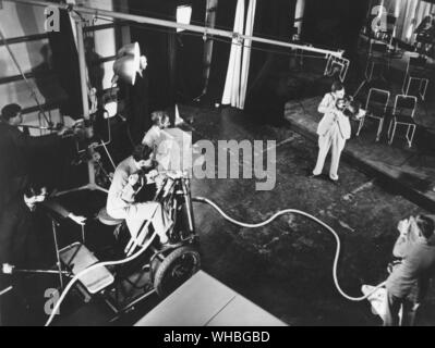 Une caméra de télévision EMI Marconi au travail sur une émission studio guerre Banque D'Images