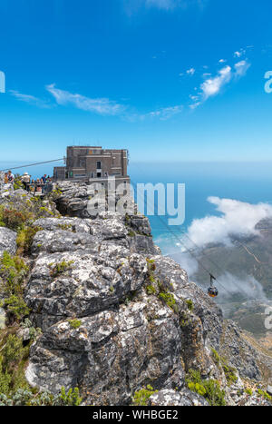 Vue depuis la montagne de la table avec la Table Mountain téléphérique aérien au premier plan, Cape Town, Western Cape, Afrique du Sud Banque D'Images