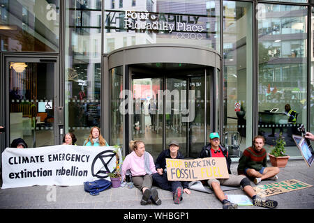 Manchester, UK. 2 Septembre, 2019. Rébellion d'extinction les protestataires prennent leur message dans le centre-ville bloqué les routes et ciblant les banques et les entreprises. Plusieurs manifestants collé leurs mains pour les locaux hors de la Barclays et HSBC. Les militants ont tenu plusieurs 'die ins en dehors de Primark, HSBC, Barclays Centre d'affaires et sur des terrains réservés pour le parking qui les militants veulent transformé en espace vert. Manchester. UK. Crédit : Barbara Cook/Alamy Live News Banque D'Images