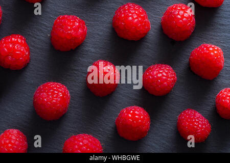 Vue de dessus de framboises rouges sur une plaque tableau noir Banque D'Images