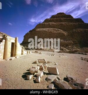 Saqqara - pyramide - Saqqara, Sakkara, Saqqarah est un vaste cimetière antique, en Egypte, avec la plus ancienne pyramide (31,216381 29,871264° N° E). Il est situé à quelque 30 km au sud du Caire et couvre une superficie d'environ 7 km par 1,5 km.. Banque D'Images