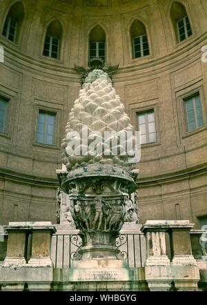 La Pigna fontaine à Saint-Pierre de Rome - Pigna est le nom du rione IX de Rome. Le nom signifie pomme de pin en italien, et le symbole pour le rione est le cône de pin colossale en bronze, la Pigna, qui ornaient une fontaine dans la Rome antique à côté d'un vaste temple d'Isis. L'eau y coulait abondamment de la partie supérieure de la pomme. La Pigna est proposé d'abord à l'ancienne basilique Saint-Pierre, où Dante a vu. Au 15ème siècle, il a été déplacé à son emplacement actuel, l'extrémité supérieure de Bramante's Cortile del Belvedere, qui est maintenant généralement appelé dans son honneur le Cortile della Pigna, reliant le Banque D'Images