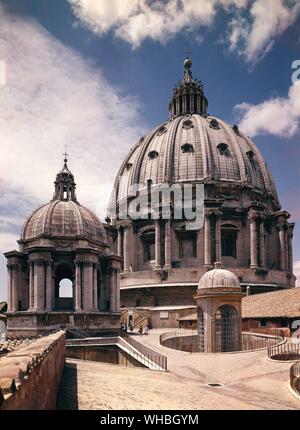 Le dôme et une coupole du toit par jour à Saint-Pierre de Rome.. Banque D'Images