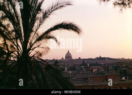 De Saint Pierre - Pincio le Pincio est une colline de Rome située au nord de l'Quininal, avec vue sur le Campus Martius c'était à l'extérieur de l'original des limites de la ville antique de Rome, et n'a pas l'une des sept collines de Rome, mais il se trouve dans le mur érigé par l'empereur romain Aurélien, entre 270 et 273.. . Banque D'Images