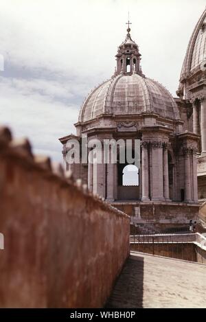 Le dôme et une coupole du toit par jour à Saint-Pierre de Rome.. Banque D'Images