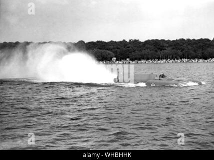 Un gala à l'eau Star carival Ruislip Lido. . Sir Donald Campbell donne une démonstration. . 13 juin 1959 Banque D'Images