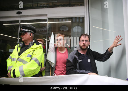 Manchester, UK. 2 Septembre, 2019. Rébellion d'extinction les protestataires prennent leur message dans le centre-ville bloqué les routes et ciblant les banques et les entreprises. Plusieurs manifestants collé leurs mains pour les locaux hors de la Barclays et HSBC. Les militants ont tenu plusieurs 'die ins en dehors de Primark, HSBC, Barclays Centre d'affaires et sur des terrains réservés pour le parking qui les militants veulent transformé en espace vert. Manchester. UK. Crédit : Barbara Cook/Alamy Live News Banque D'Images